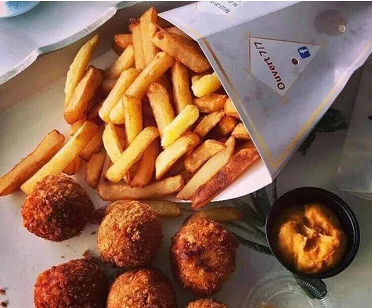 Cornet de frites avec croquettes de fromage