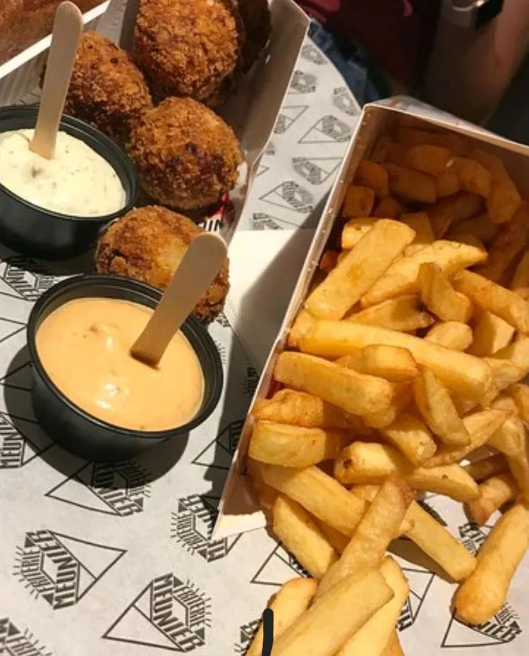 Barquette de frites avec sauces