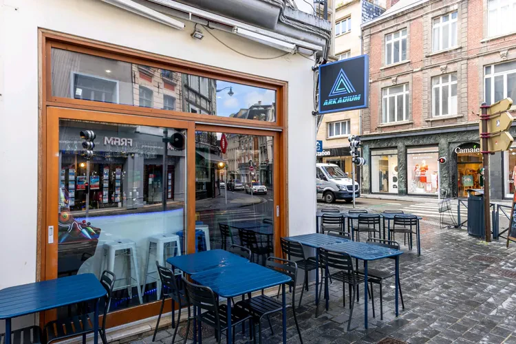 Terrasse de bar sur un coin de rue à Arras