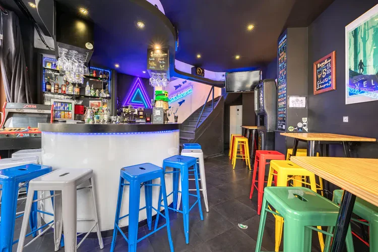 Intérieur de bar ambiance avec tabourets colorés