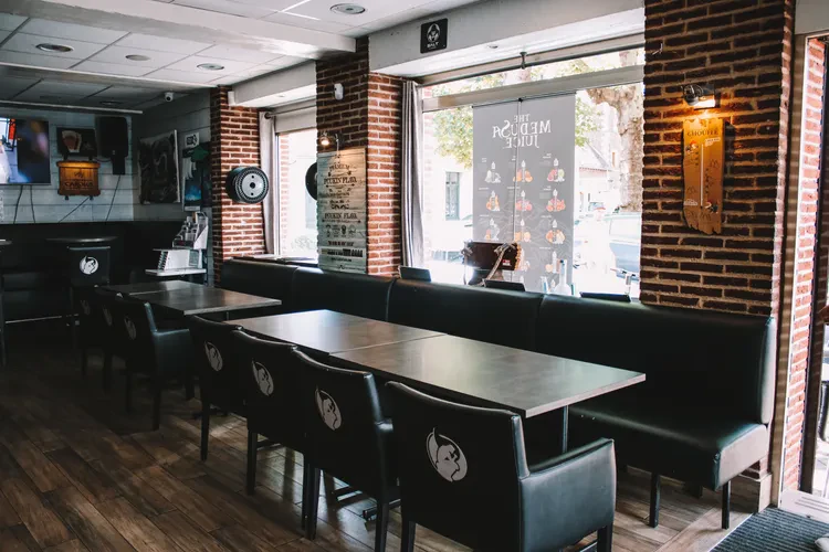 Grande table à l'intérieur d'un bar