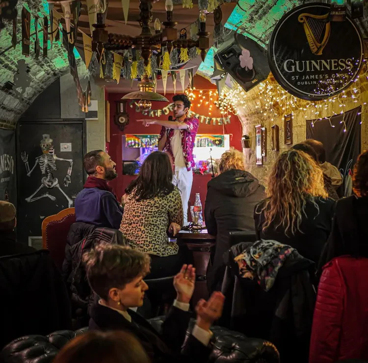 Soirée animée dans un bar