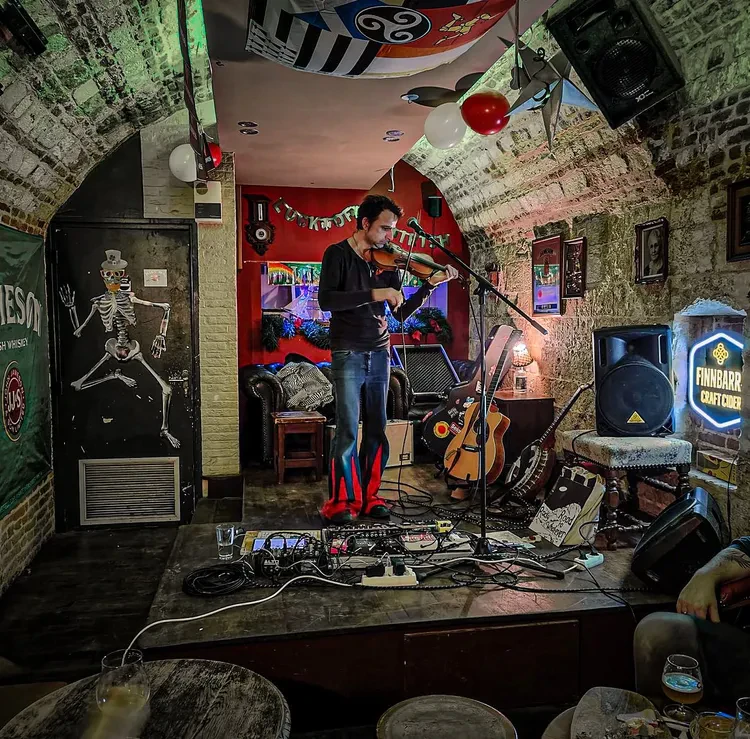 Concert d'un violoniste dans un bar