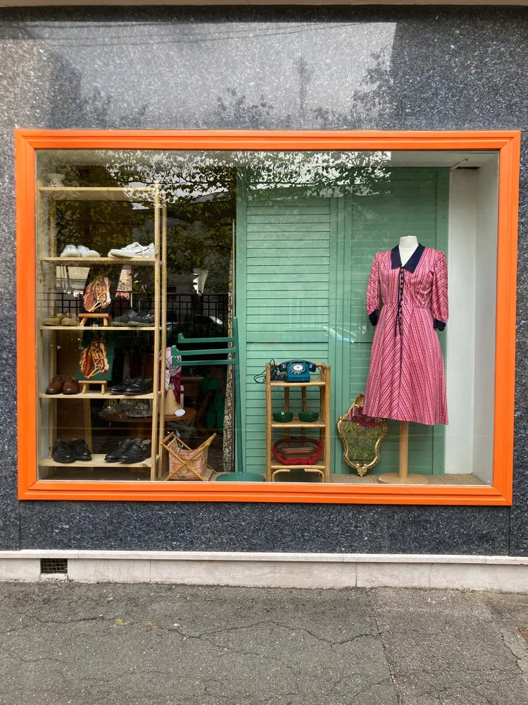 Vitrine de friperie avec robe et accessoires vintages