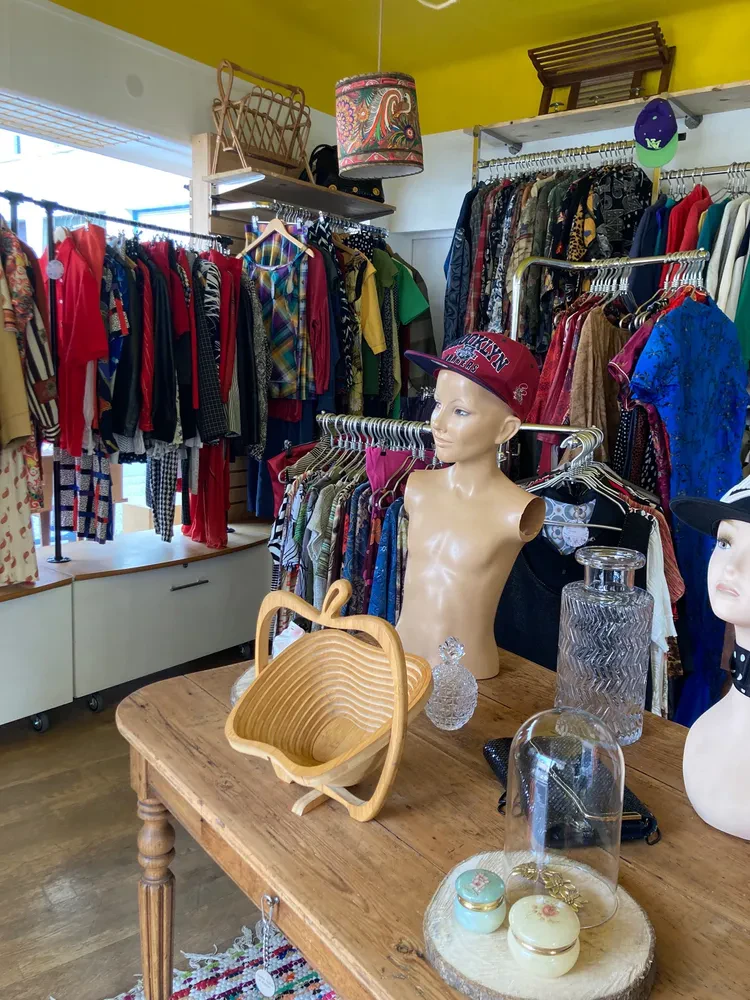 Intérieur de friperie vintage avec mannequin sur table et accessoires