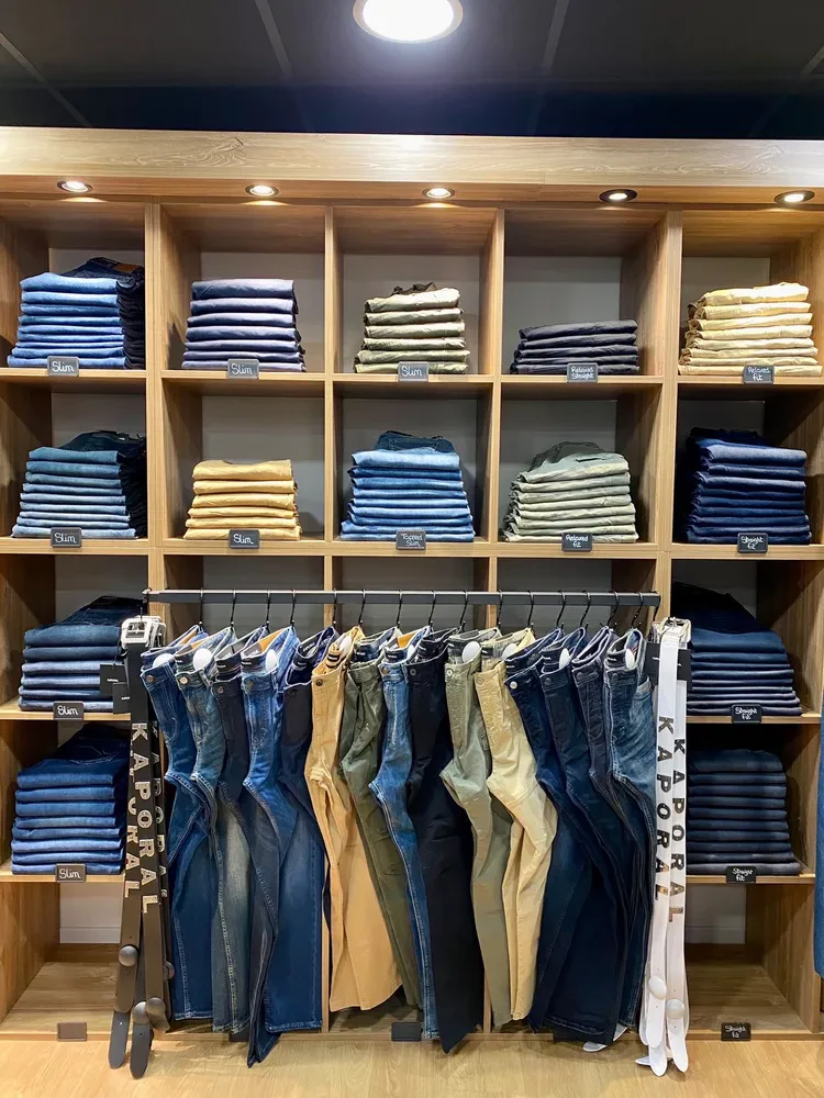 Rayon de jeans pliés et suspendus