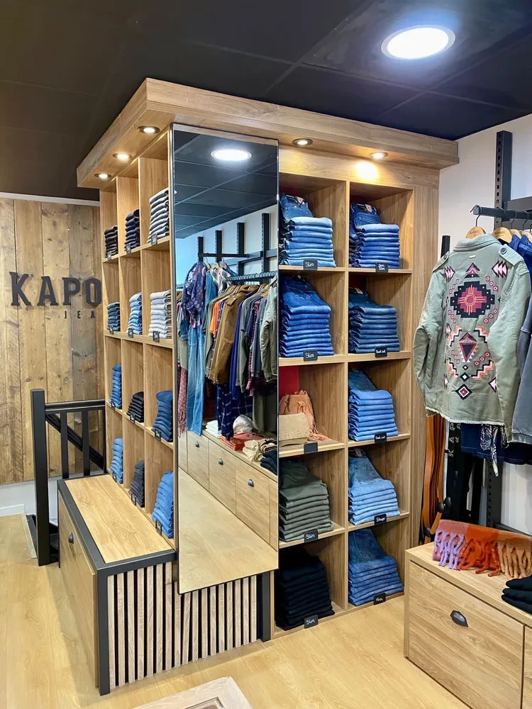 Colonne de jeans pliés dans une boutique