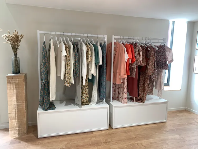 Portant de vêtements sur cintres colorés