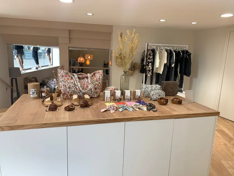 Comptoir de boutique de mode avec accessoires