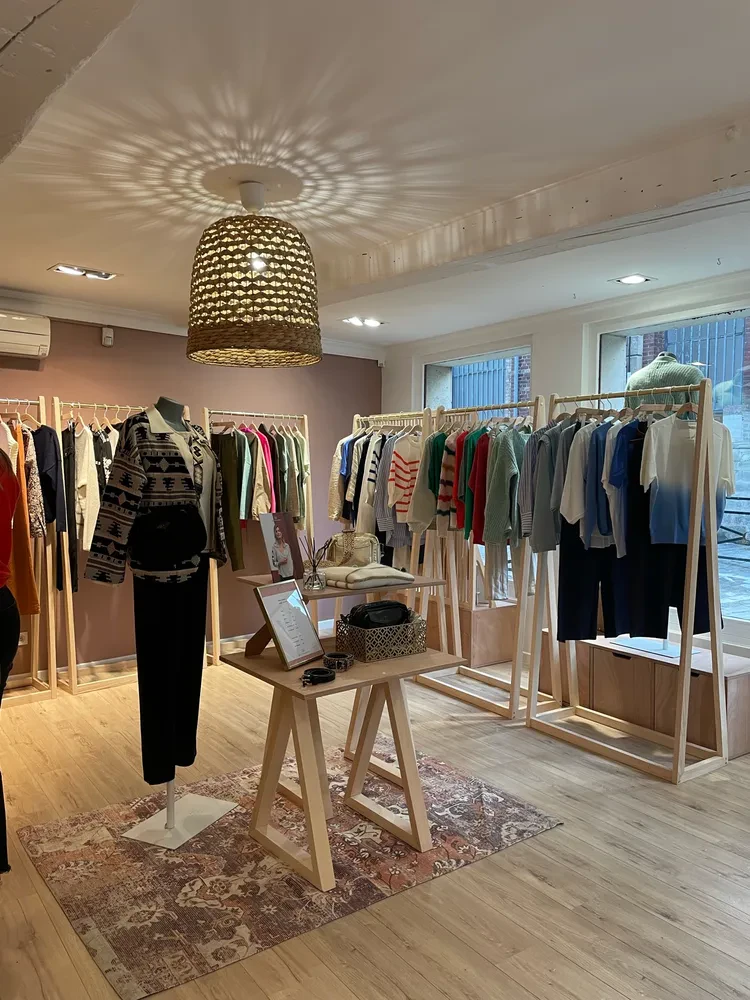 Intérieur de boutique de vêtements