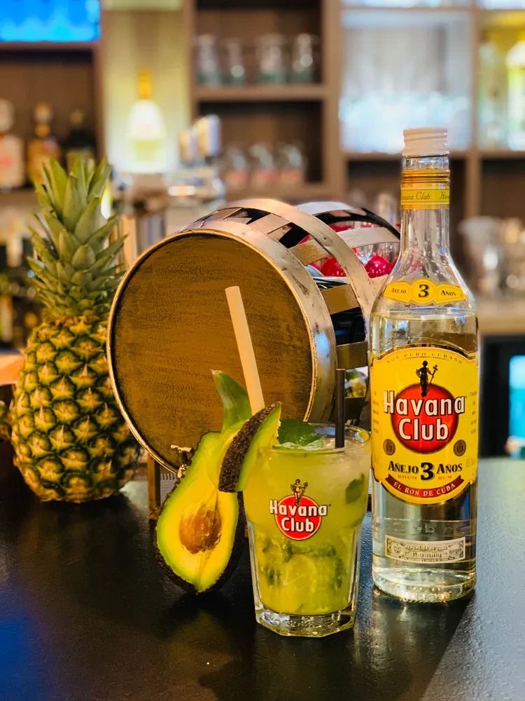 Bouteille d'Havana Club avec un mojito et une décoration en ananas