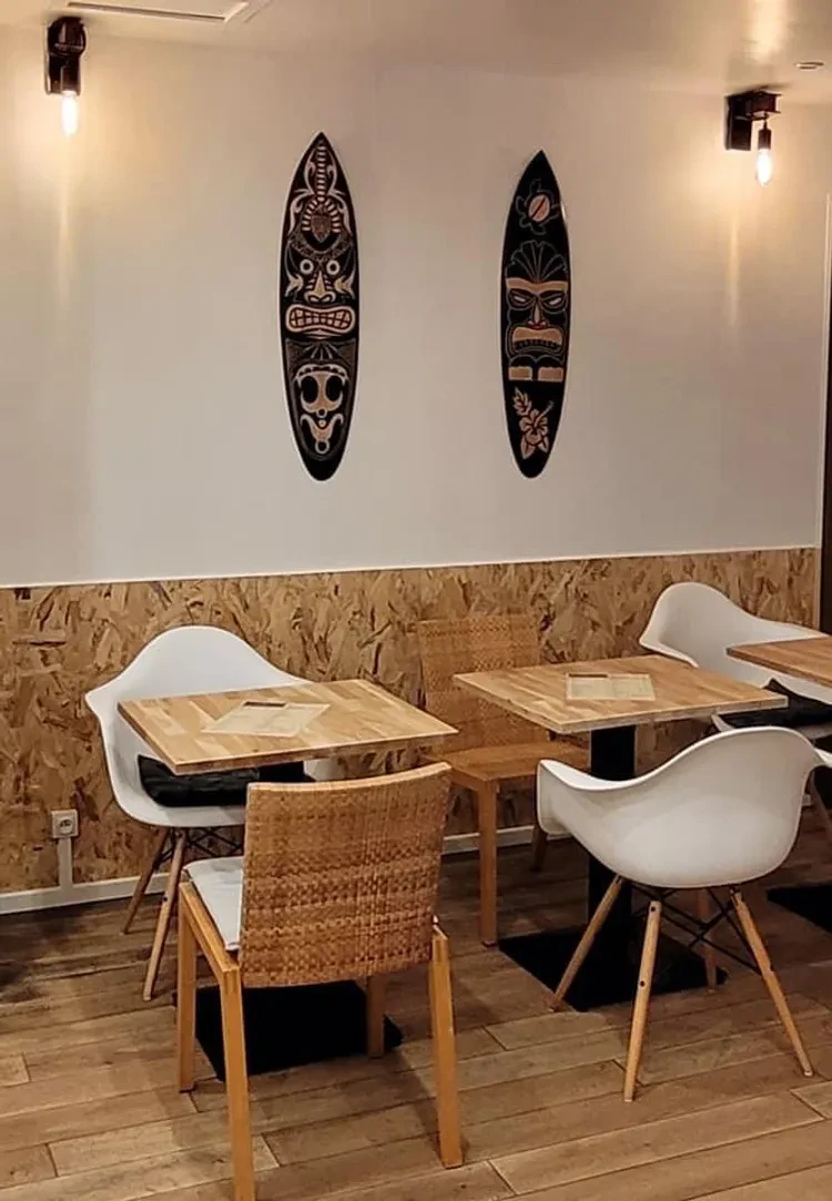 Décoration du restaurant, avec des tables blanches et des tables en bois 