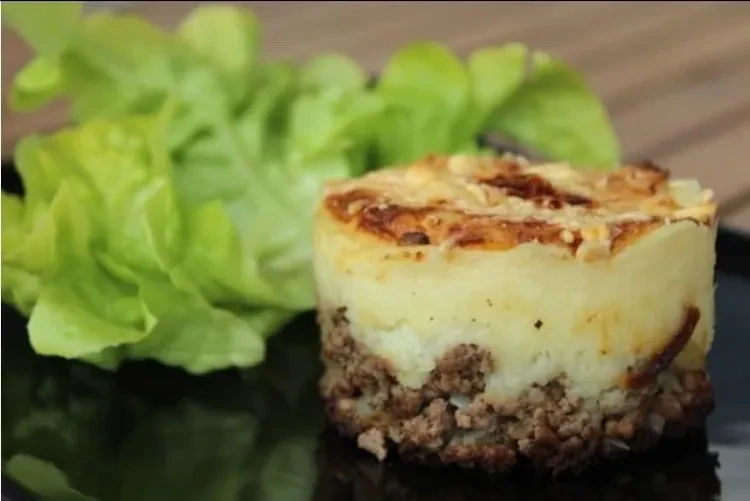 Hachis parmentier de boeuf avec purée et salade