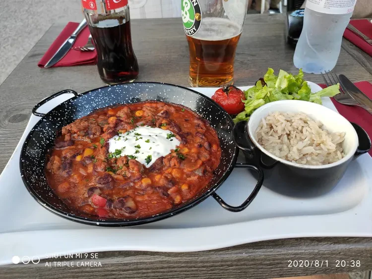 Plat typique américain avec du riz, des haricots rouge, de la sauce tomate et une bière