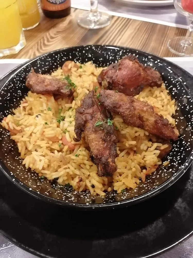 Pièces de viande sur un lit de riz