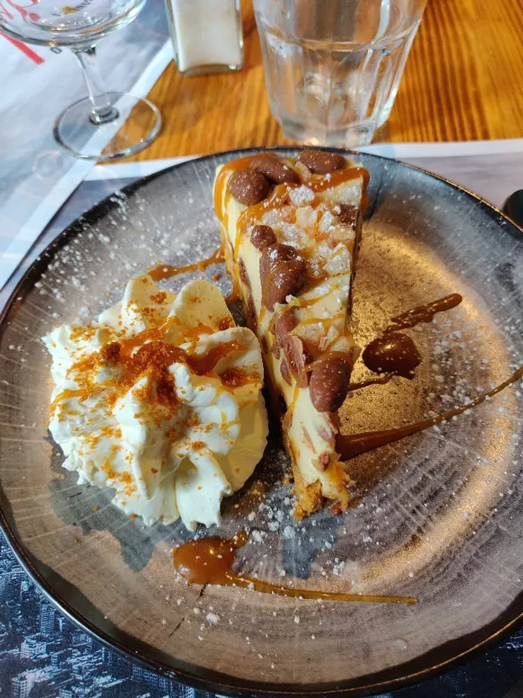 Part de gâteau avec de la chantilly et du caramel 