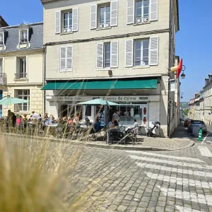 Devanture du bar qui est aux couleurs vert et blanc
