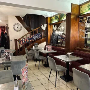 Décoration d'un restaurant avec des tables et chaises grises 