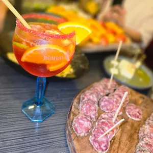 Planche de saucisson avec un cockail spritz