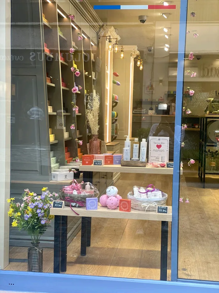 Devanture de la boutique avec des savons présentés