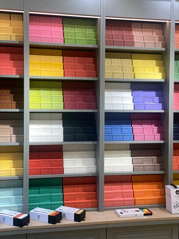 Différents savons de Marseille colorés empilés les uns sur les autres