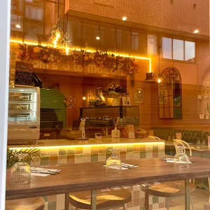 Vitre du restaurant avec une vue sur l'intérieur et les tables hautes