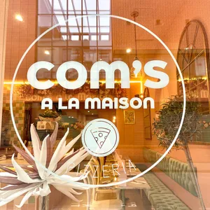 Logo du restaurant en blanc collé sur une vitre