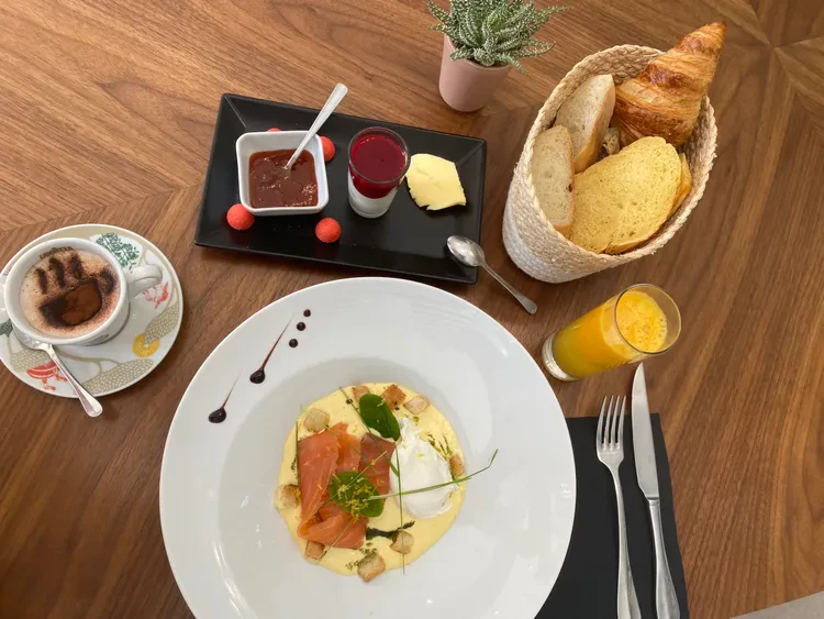 Brunch du dimanche avec des fruits, des oeufs et des viennoiseries 