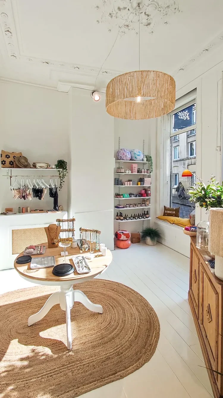 Intérieur d'un concept store épuré