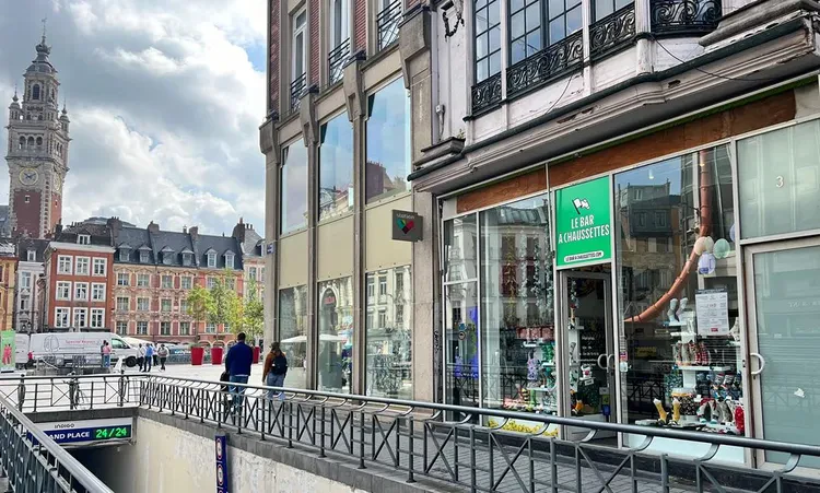 Boutique de chaussettes au coin d'une grande place