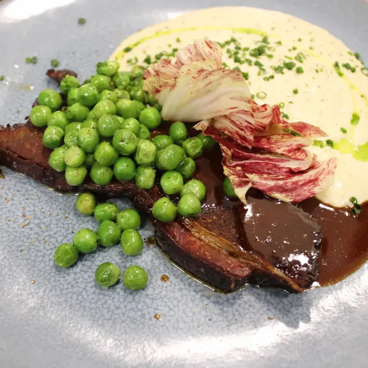 Plat avec de la viande en sauce