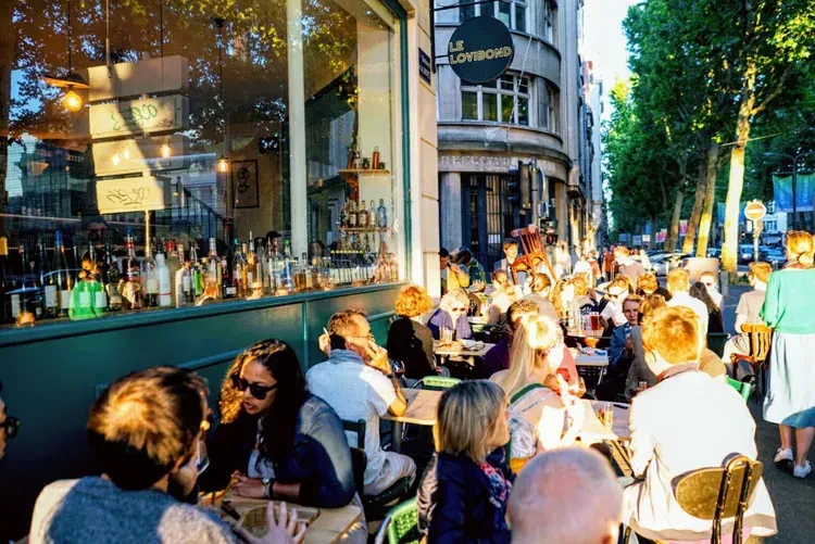 Personnes en terrasse prenant un verre