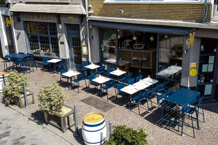 Terrasse de restaurant ensoleillée