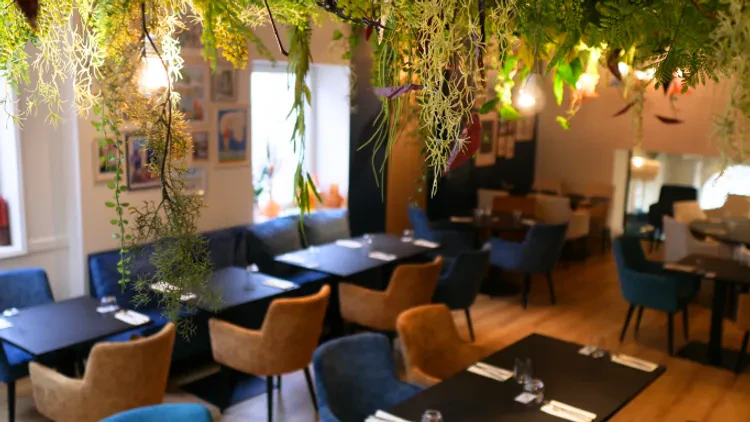 Tables et chaises dans un restaurant