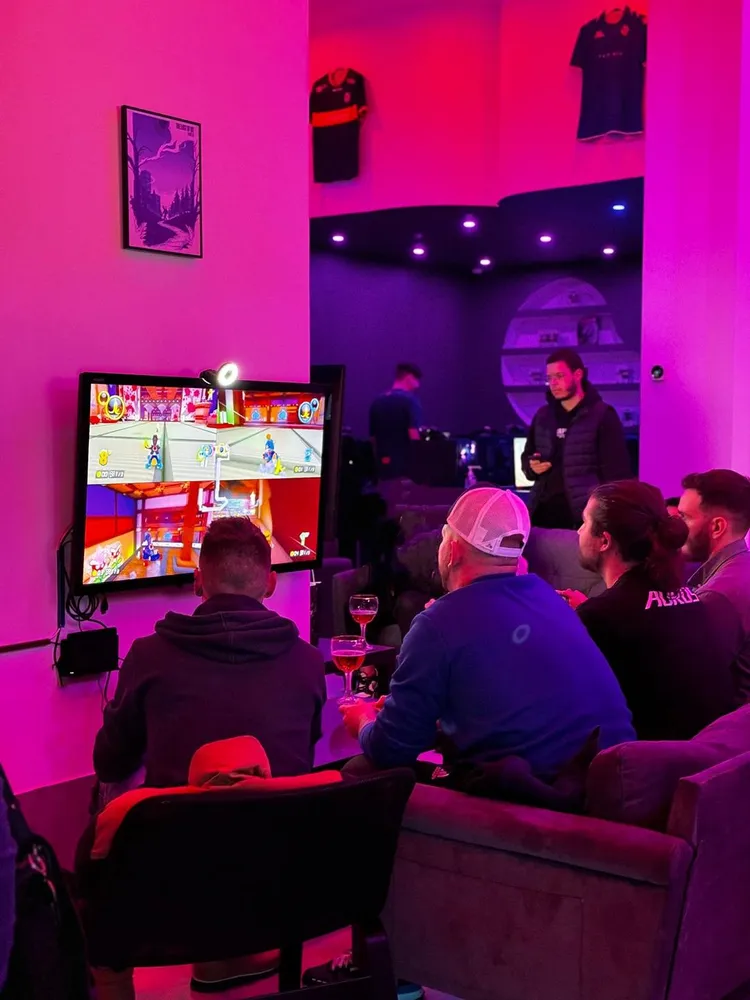 Salle intérieure avec jeux vidéos