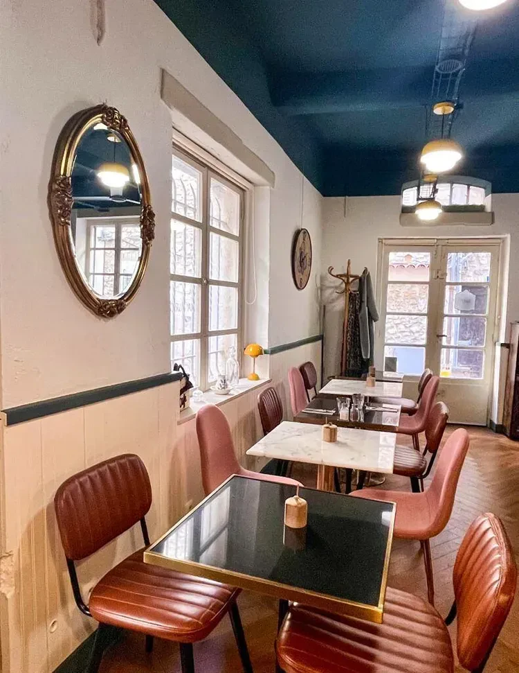 Salle de café avec fauteuils en cuir