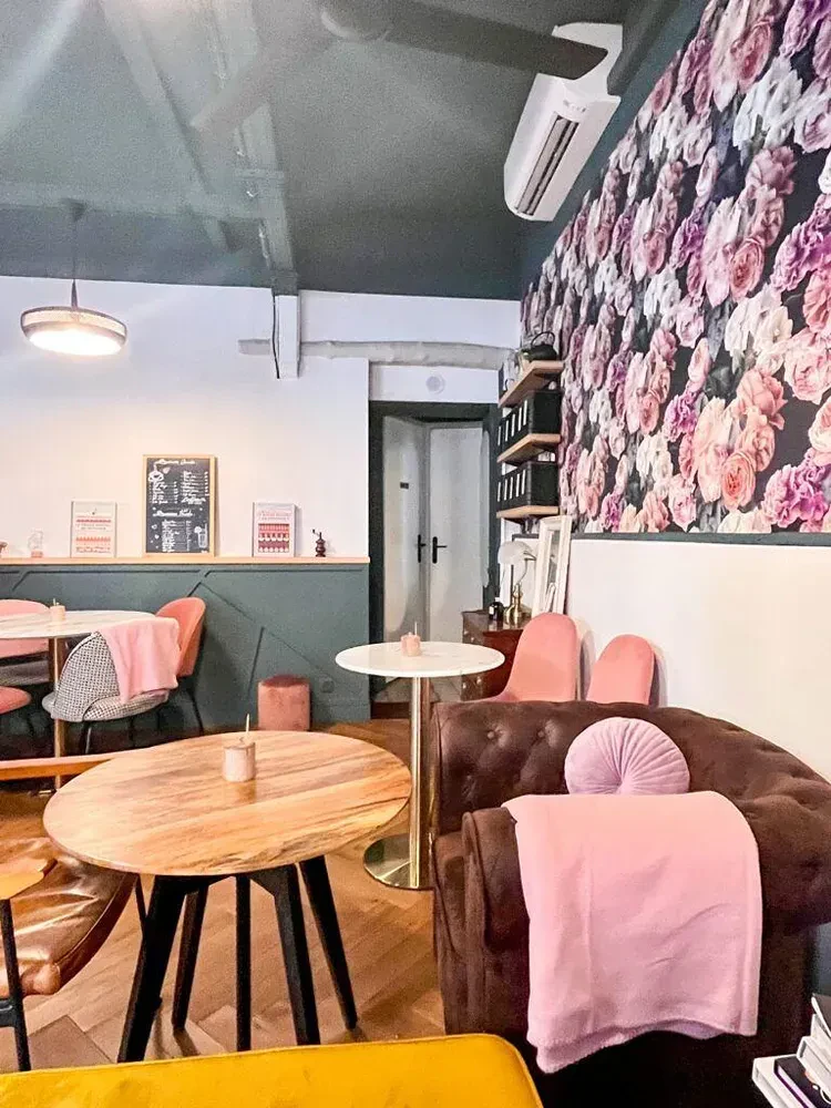 Salle d'un café aux couleurs rose poudrée