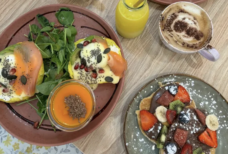 Assiettes de brunchs colorés