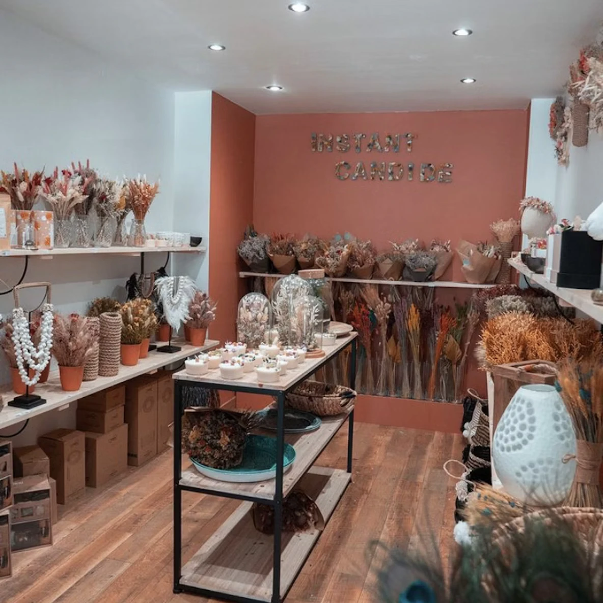 intérieur de boutique de fleurs séchées