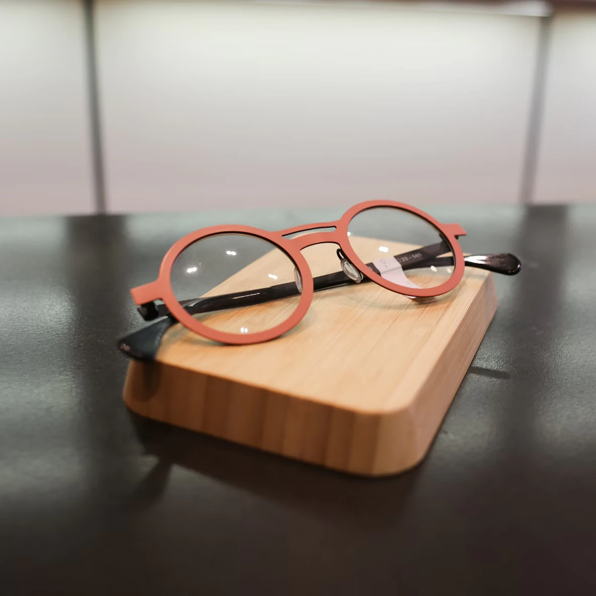 paire de lunettes orange