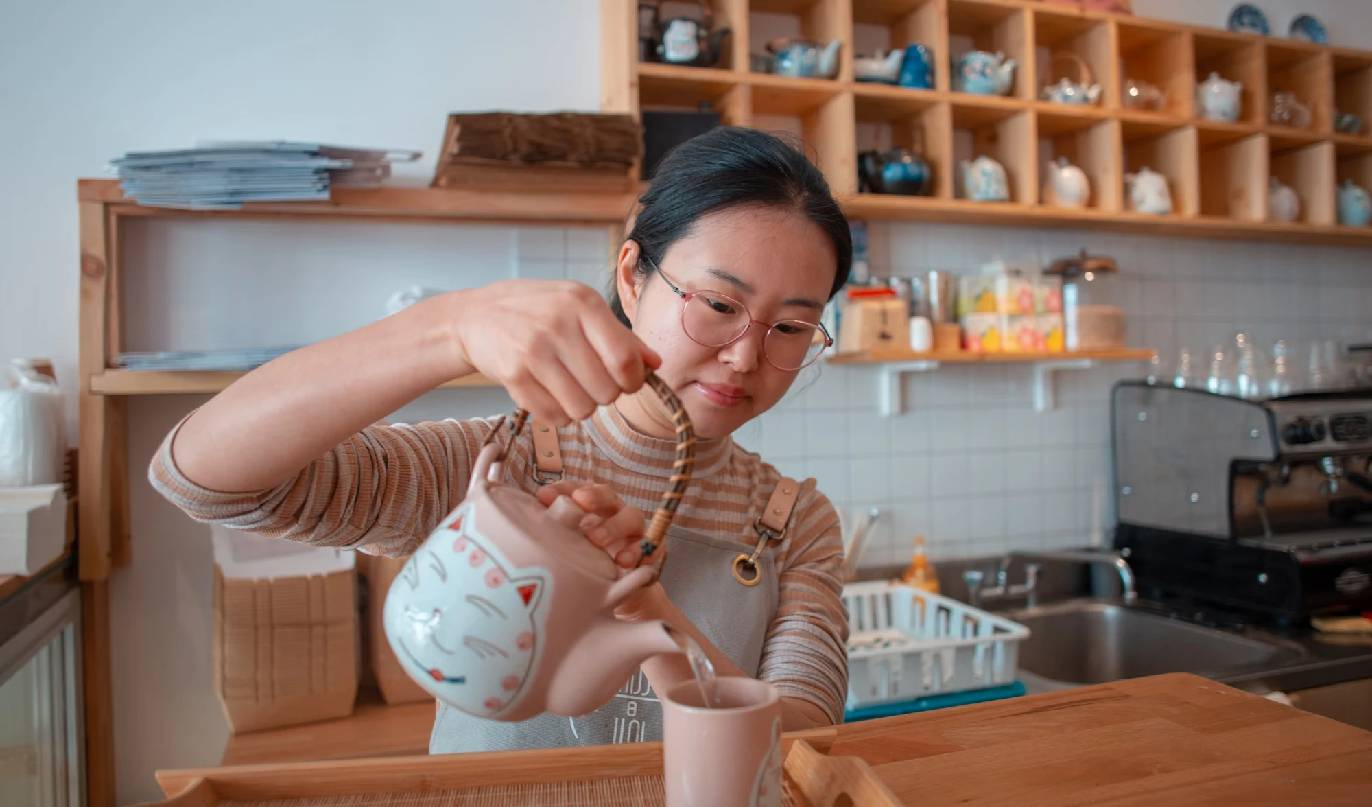 thé versé derrière un comptoir