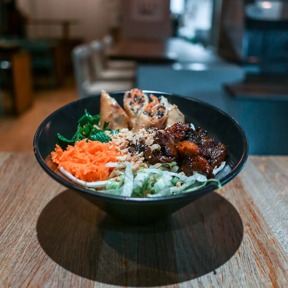 Pad thai dans une assiette noir