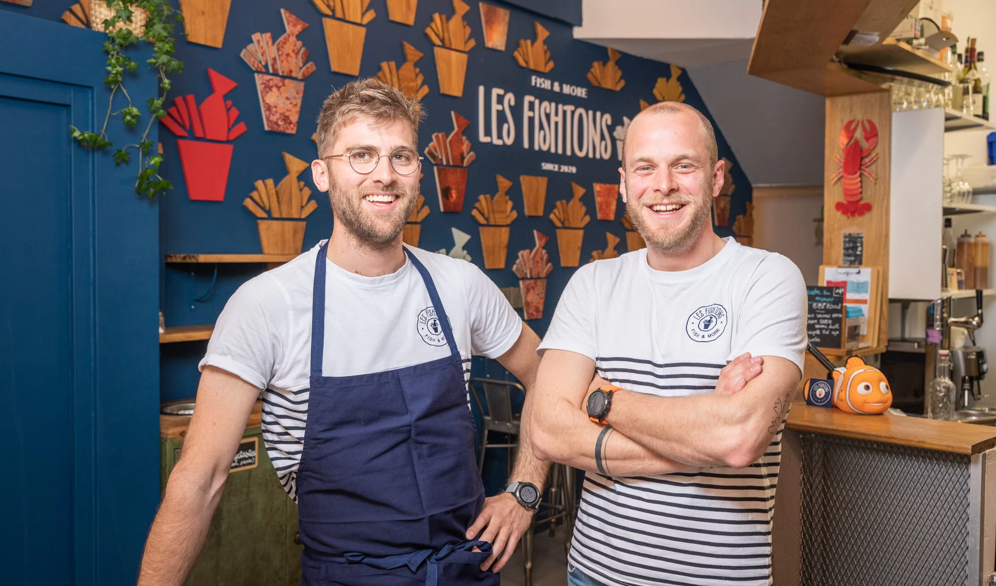 photo de 2 personnes dans un restaurant