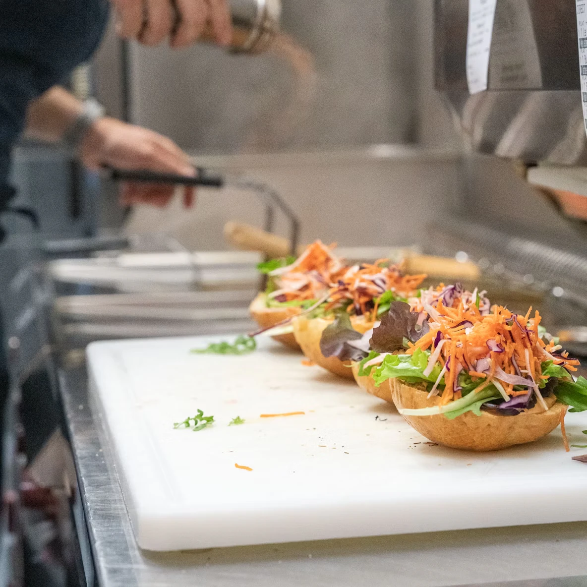 préparation de burgers en cuisine