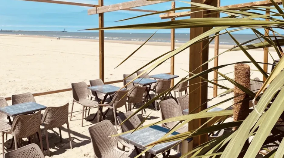 Terrasse en bois au bord de la mer