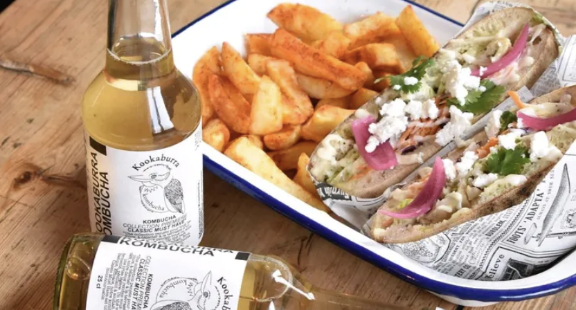 Assiette avec sandwich, boisson et frites avec une petite salade