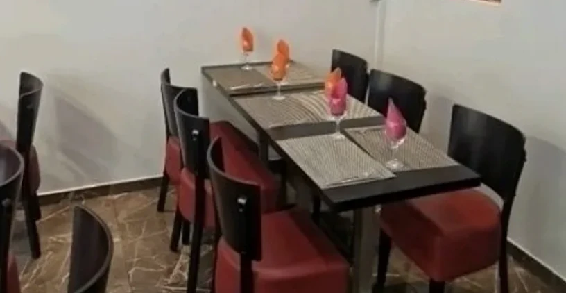 Une table de restaurant de 6 personnes bien décorée 