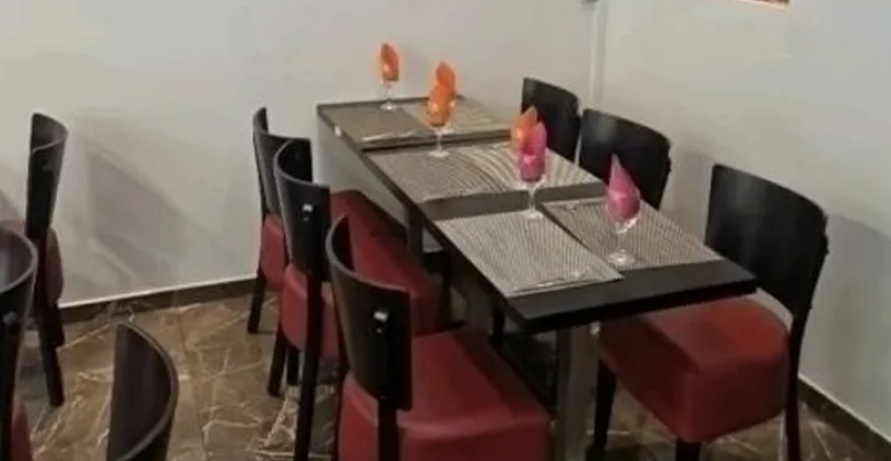 Une table de restaurant de 6 personnes bien décorée