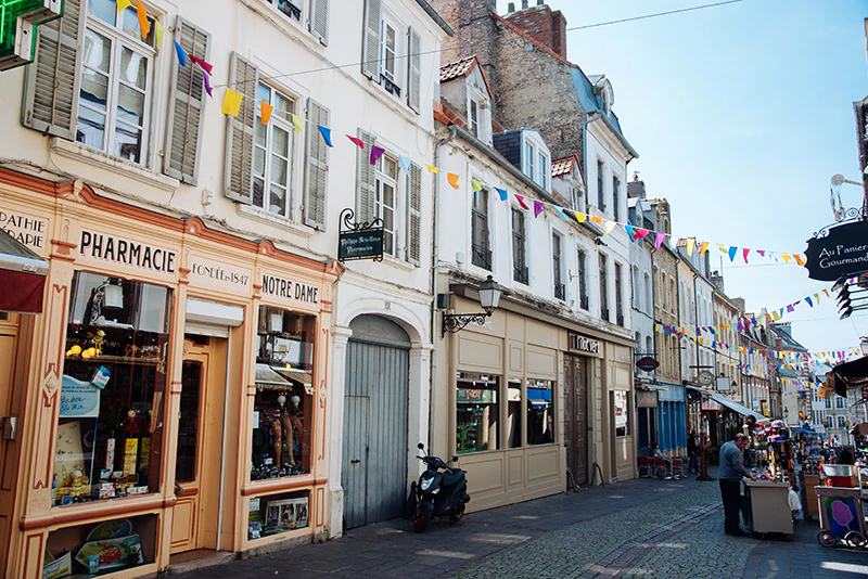 rue commerçante avec des drapeaux