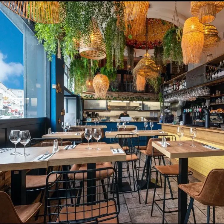 Intérieur d'une salle de brasserie